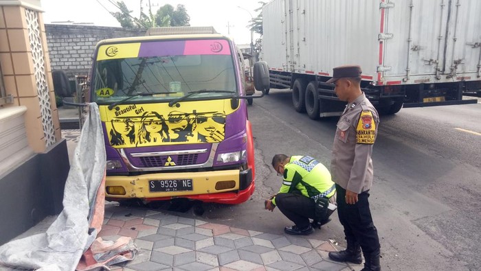 Truk tangki air di Gresik yang menbrak motor korban ibu dan anak