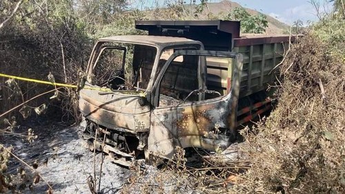 Truk yang menabrak dan melindas satu keluarga hingga tewas di Jalan Pandai, Desa Jambu, Kecamatan Pajo, Dompu, Nusa Tenggara Barat (NTB), hangus dibakar massa. (Istimewa)