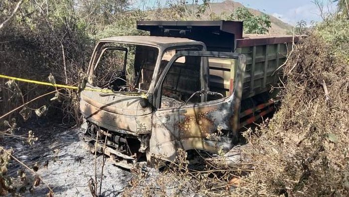 Truk yang menabrak dan melindas satu keluarga hingga tewas di Jalan Pandai, Desa Jambu, Kecamatan Pajo, Dompu, Nusa Tenggara Barat (NTB), hangus dibakar massa. (Istimewa)