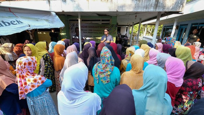 UMKM Sahabat Sandi Uno Sumenep menggelar bazar sembako murah.