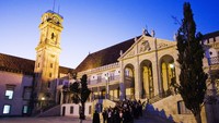 Didirikan pada tahun 1290, University of Coimbra berada di atas lereng bukit, menghadap ke kota. Bangunan utama kampus ini dulunya adalah istana kerajaan Alcacova. Foto: Universidade de Coimbra/Manuel Ribeiro