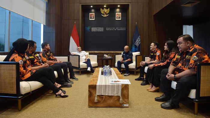 Upaya Mendorong Generasi Muda Galakkan Penggunaan Produk Lokal Menteri Perdagangan RI Zulkifli Hasan menerima audiensi Satuan Siswa, Pelajar, dan Mahasiswa (SAPMA) Pemuda Pancasila.