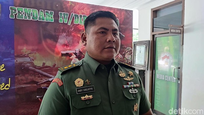 Wakapendam IV/Diponegoro Letkol Inf Andy Soelistyo saat memberikan keterangan pers di kantornya, Semarang, Rabu (26/7/2023).