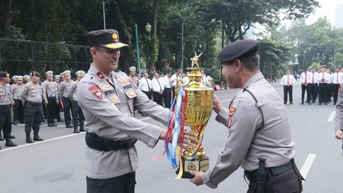 Wakapolda Metro Jaya Brigjen Suyudi Ario Seto menyerahkan medali dan piala Kapolri Cup kepada personel yang memenangkan kejuaraan judo dan menembak.