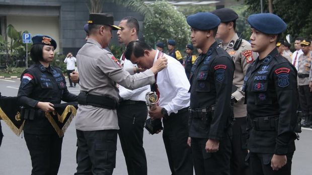 Wakapolda Metro Jaya Brigjen Suyudi Ario Seto menyerahkan medali dan piala Kapolri Cup kepada personel yang memenangkan kejuaraan judo dan menembak.