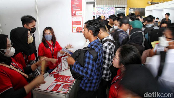 Warga Serbu Bursa Kerja di Bekasi Ratusan warga menyerbu bursa kerja di Giant Mall Bekasi. Mereka sudah antre sejak pagi tadi.