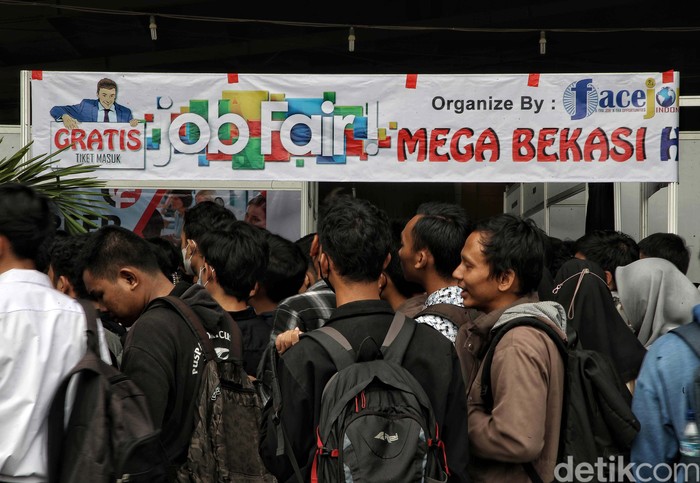 Ratusan warga menyerbu bursa kerja di Giant Mall Bekasi. Mereka sudah antre sejak pagi tadi.