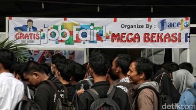 Warga Serbu Bursa Kerja di Bekasi