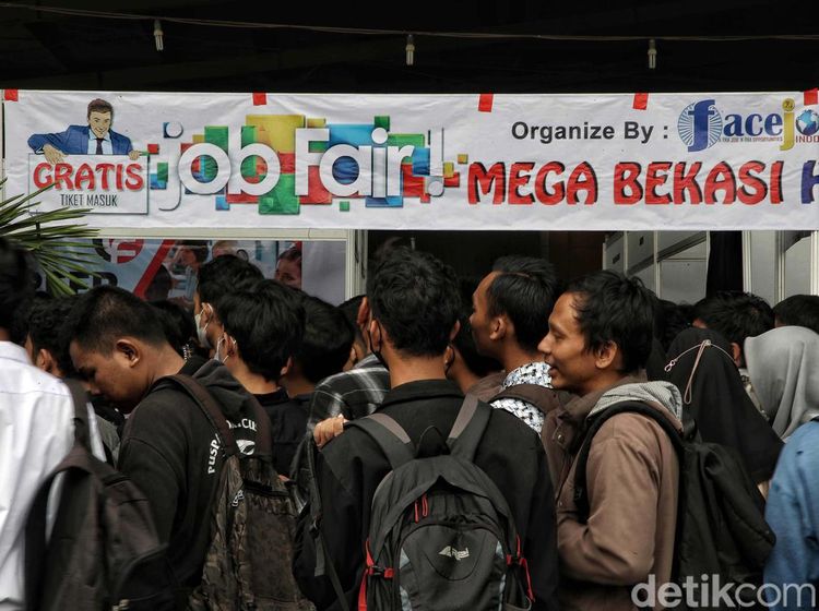 Warga Serbu Bursa Kerja di Bekasi