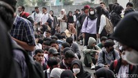 Para pencari kerja beristirahat sambil menunggu antrean. 