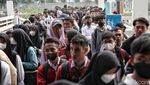 Warga Serbu Bursa Kerja di Bekasi