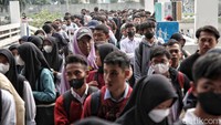 Ratusan pencari kerja antre mengikuti job fair di Giant Mall Bekasi, Jawa Barat, Rabu (26/7/2023). 