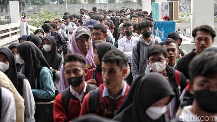 Warga Serbu Bursa Kerja di Bekasi Ratusan warga menyerbu bursa kerja di Giant Mall Bekasi. Mereka sudah antre sejak pagi tadi.