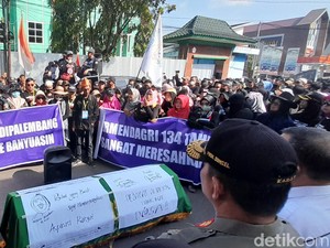 Warga Tapal Batas Geruduk Kantor Herman Deru, Tolak Pindah ke Banyuasin
