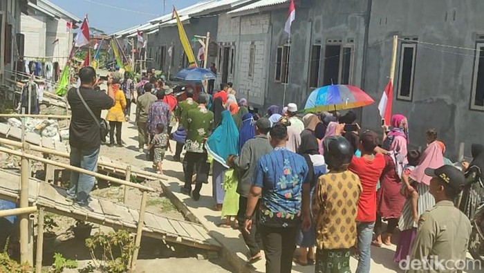 Warga Dukuh Mondoliko meninggalkan kampungnya ke Desa Dombo, Kecamatan Sayung, Rabu (26/7/2023).