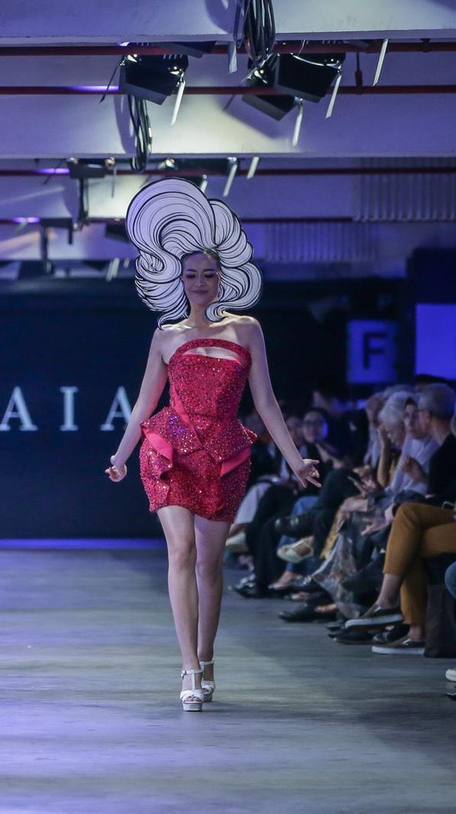 Gaya Barbie juga ditampilkan Puteri Indonesia 2014 Elvira Devinamira di peragaan bertema ‘Intrigue’ itu. Dalam balutan mini serba pink, Elvira berjalan dengan gaya yang centil bersama Whulandary. “Me and uni @whulandary Rocking the @jf3_info stage as Barbies,” tulis Elvira di Instagram. (Foto: Dok. JF3 2023)