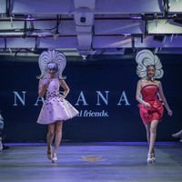 Tak hanya sekali, ia tampil dua kali di catwalk. Kali ini, ibu dua anak itu bersolek bak Barbie dengan headpiece berbentuk rambut. (Foto: Dok. JF3 2023)