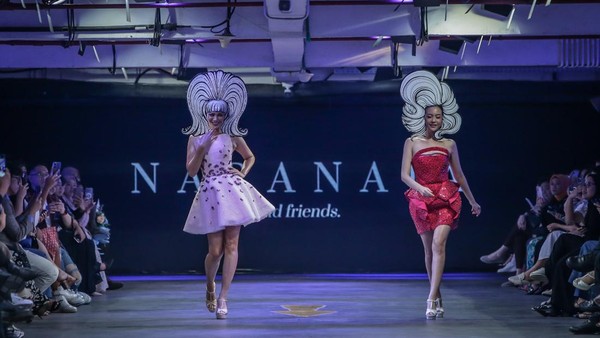 Foto: Reuni Puteri Indonesia di Catwalk, Elvira dan Whulandary Jadi Barbie