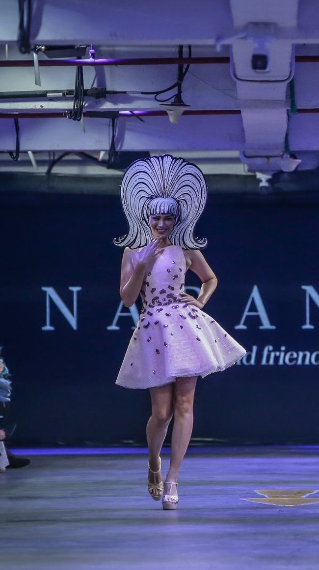 Tak hanya sekali, ia tampil dua kali di catwalk. Kali ini, ibu dua anak itu bersolek bak Barbie dengan headpiece berbentuk rambut. (Foto: Dok. JF3 2023)