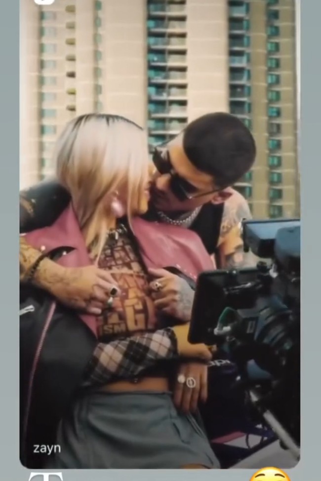 Zayn Malik beberapa waktu lalu merilis video untuk lagu Love Like This. Dalam klip tersebut, mantan personel One Direction itu tampak beradegan mesra dengan seorang model wanita, Grace Dumdaw. Ia pun menceritakan bagaimana rasanya jadi lawan main Zayn. Tak disangka jika dulu ia fans fanatik. Foto: TikTok