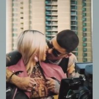 Zayn Malik beberapa waktu lalu merilis video untuk lagu Love Like This. Dalam klip tersebut, mantan personel One Direction itu tampak beradegan mesra dengan seorang model wanita, Grace Dumdaw. Ia pun menceritakan bagaimana rasanya jadi lawan main Zayn. Tak disangka jika dulu ia fans fanatik. Foto: TikTok