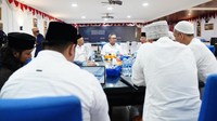 Selain silaturrahmi, para Kyai tersebut secara tegas juga menyampaikan aspirasi terkait harga garam lokal serta kebijakan impor garam konsumsi yang menurut mereka masih menjadi keluh kesah petani garam di Madura.