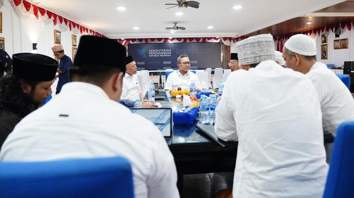 Zulhas dan Para Ulama Tampung Curhat Petani soal Garam Konsumsi Mendag Zulhas menerima silaturahmi sejumlah petani garam serta ulama yang tergabung dalam Badan Silaturahmi Ulama Pesantren Madura (BASSRA), Selasa (25/7).