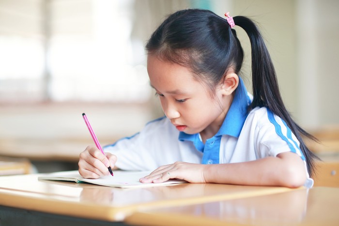 20 Contoh Kata Kerja dalam Bahasa Indonesia, Jenis dan Cara Penggunaanya