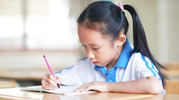 20 Contoh Kata Kerja dalam Bahasa Indonesia, Jenis dan Cara Penggunaanya