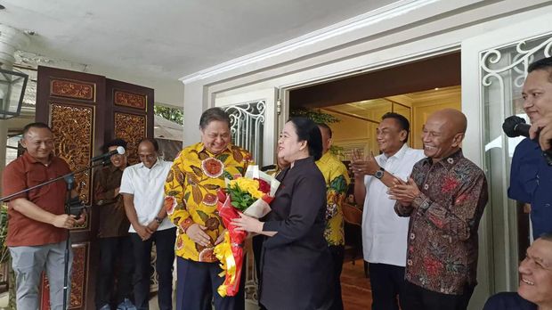 Ketua Umum Partai Golkar Airlangga Hartarto memberikan seikat bunga warna kuning dan merah kepada Ketua DPP PDIP Puan Maharani saat keduanya bertemu. Airlangga menyebut bunga yang diberikannya adalah bunga politik.