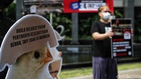 Sistem kandang baterai membuat ayam tidak dapat berprilaku alamiah seperti mengepakan sayap, membersihkan bulu hingga mandi debu.