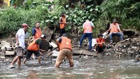 Selain itu, kegiatan ini juga dilakukan sebagai upaya menjaga serta memelihara sungai.