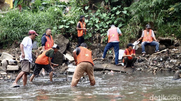Aksi Susur Sungai dan Bersih-Bersih di Kali Ciliwung Memperingati Hari Sungai Nasional, KPUPR bersama Kementerian/Lembaga lainnya mengadakan Susur Sungai dan Bersih-bersih sungai, di sekitar sungai Ciliwung, Kalibata, Jakarta, Kamis (27/7/2023).