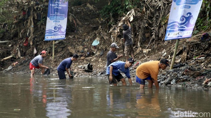 Aksi Susur Sungai dan Bersih-Bersih di Kali Ciliwung Memperingati Hari Sungai Nasional, KPUPR bersama Kementerian/Lembaga lainnya mengadakan Susur Sungai dan Bersih-bersih sungai, di sekitar sungai Ciliwung, Kalibata, Jakarta, Kamis (27/7/2023).