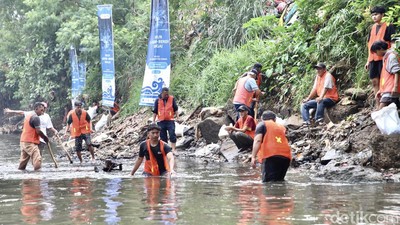 Potret Aksi Susur Sungai dan Bersih-bersih Kali Ciliwung