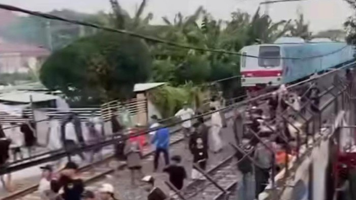 Aksi tawuran yang terjadi di perlintasan rel di Tanjung Priok, Jakarta Utara, viral di media sosial. Disebutkan tawuran yang ada sempat mengganggu jalannya KRL.