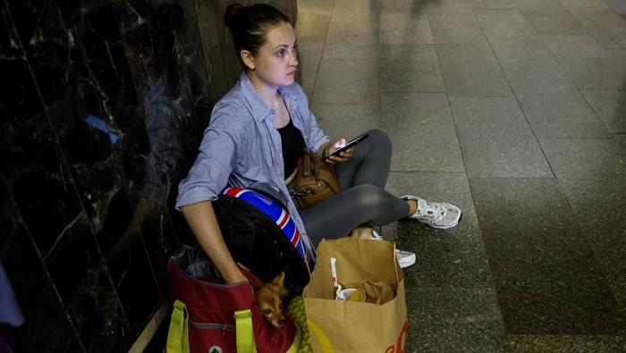 People take cover inside a subway station during an air raid alert, amid Russia's attack on Ukraine, in Kyiv, Ukraine, July 26, 2023. REUTERS/Alina Smutko