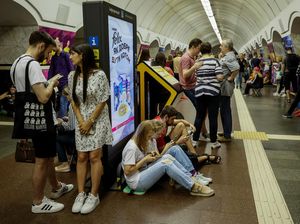 Aktivitas Warga Ukraina Saat Alarm Serangan Udara Berbunyi