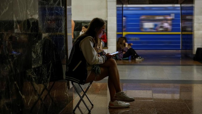 People take cover inside a subway station during an air raid alert, amid Russia's attack on Ukraine, in Kyiv, Ukraine, July 26, 2023. REUTERS/Alina Smutko