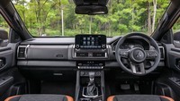 Interior Mitsubishi Triton dengan layar sentuh berukuran 9 inch. Foto: Mitsubishi