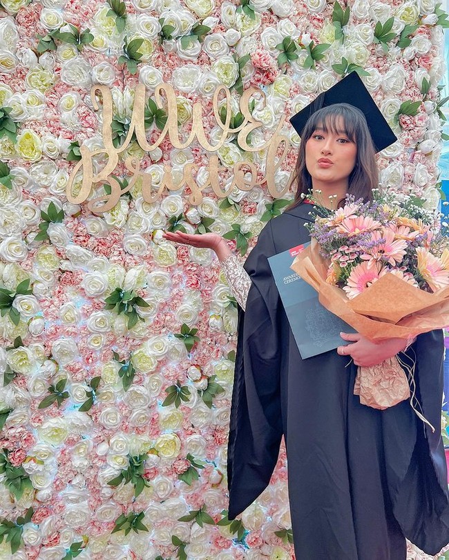 Dalam foto yang dibagikan di Instagram, putri dari komedian Parto Patrio tersebut terlihat sumringah di hari kelulusannya. Amanda sendiri menyelesaikan studinya di UWE Bristol pada usia 20 tahun. Foto: Instagram
