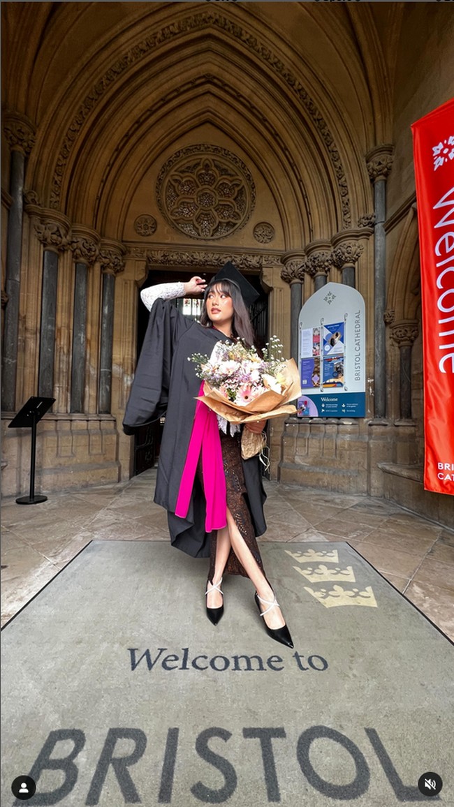 Begini gaya cantiknya ketika wisuda. Seperti kebanyakan mahasiswa asal Indonesia, ia memilih atasan bersiluet kebaya yang dipadukan dengan kain Batik. Gayanya semakin menawan dipadukan dengan high heels. Foto: Instagram