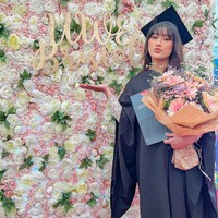 Dalam foto yang dibagikan di Instagram, putri dari komedian Parto Patrio tersebut terlihat sumringah di hari kelulusannya. Amanda sendiri menyelesaikan studinya di UWE Bristol pada usia 20 tahun. Foto: Instagram