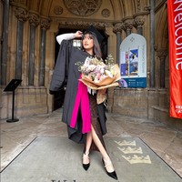 Begini gaya cantiknya ketika wisuda. Seperti kebanyakan mahasiswa asal Indonesia, ia memilih atasan bersiluet kebaya yang dipadukan dengan kain Batik. Gayanya semakin menawan dipadukan dengan high heels. Foto: Instagram