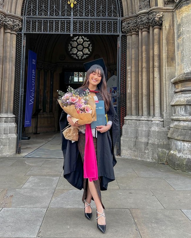 Begini potret Amanda Caesa ketika merayakan kelulusannya dari universitas. Foto: Instagram