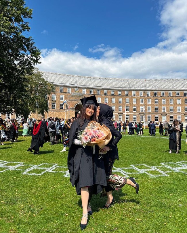 Parto PatrioAmanda Caesa telah lulus dari kuliahnya di University of the West of England atau UWE Bristol. Putri Parto Patrio yang dikenal sebagai artis dan penyanyi tersebut baru saja melangsungkan wisuda setelah belajar di jurusan Graphic Design selama satu tahun. Begini potretnya dengan sang ibu. Foto: Instagram