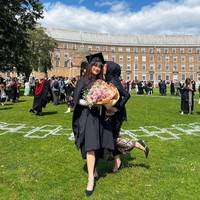 Parto PatrioAmanda Caesa telah lulus dari kuliahnya di University of the West of England atau UWE Bristol. Putri Parto Patrio yang dikenal sebagai artis dan penyanyi tersebut baru saja melangsungkan wisuda setelah belajar di jurusan Graphic Design selama satu tahun. Begini potretnya dengan sang ibu. Foto: Instagram