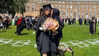 Amanda kini menyandang gelar Bachelor of Arts with Honours.  Gelar itu didapat amanda setelah setahun merantau di Bristol, Inggris. (Foto: Instagram)