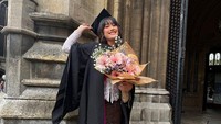 Putri Parto Patrio itu dapat buket bunga ketika merayakan kelulusan. (Foto: Instagram)