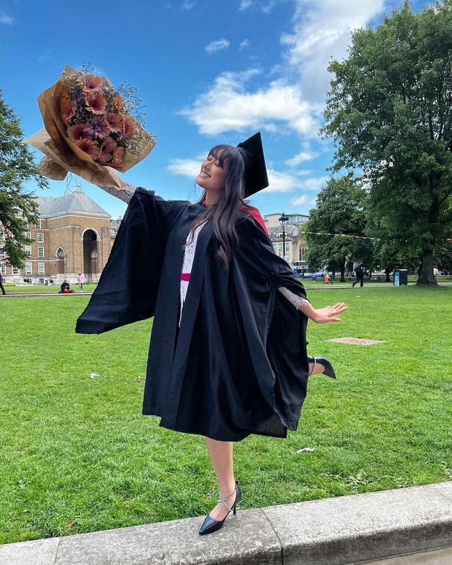 Amanda yang kuliah di jurusan Graphic Design menempuh pendidikan di Inggris selama satu tahun. Foto: Instagram